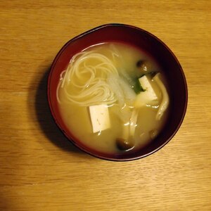 しめじとわかめのそうめん味噌汁